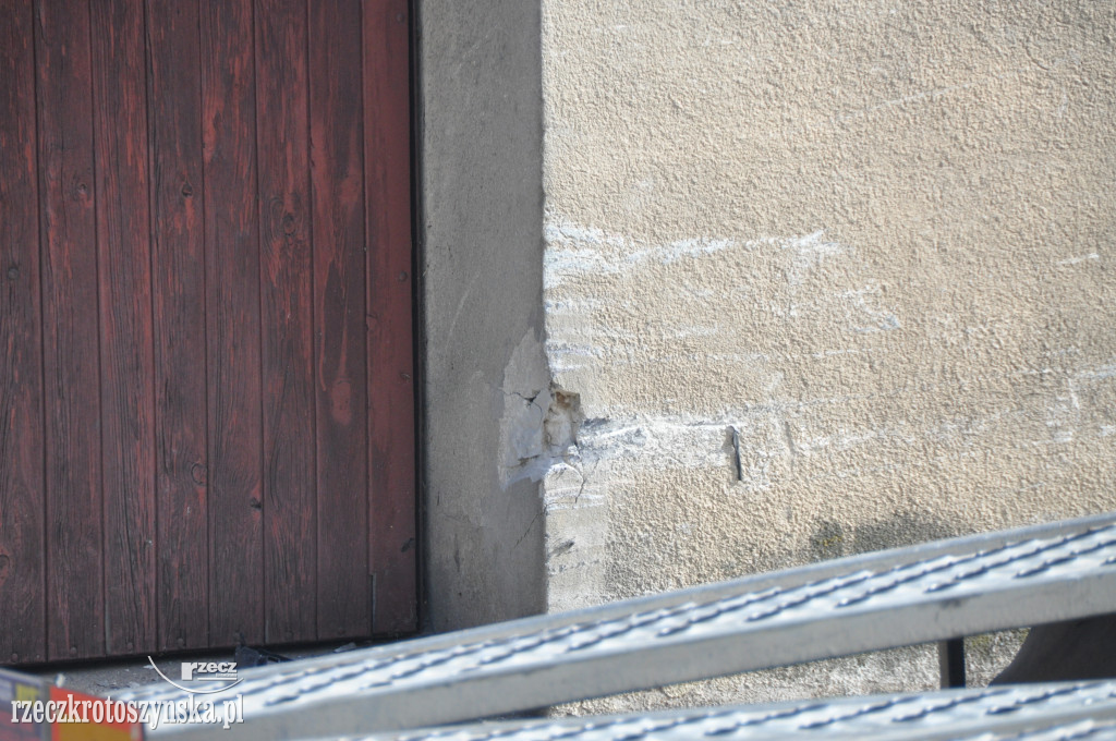 Autem wprost w mur. Groźne zdarzenie przy urzędzie miasta i Kołłątaju