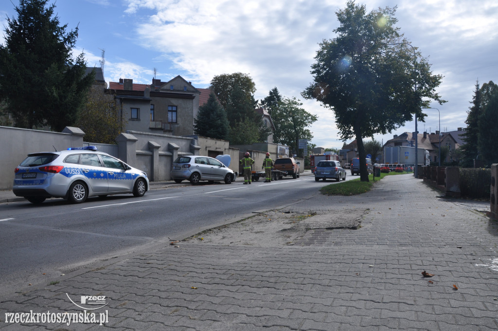 Autem wprost w mur. Groźne zdarzenie przy urzędzie miasta i Kołłątaju