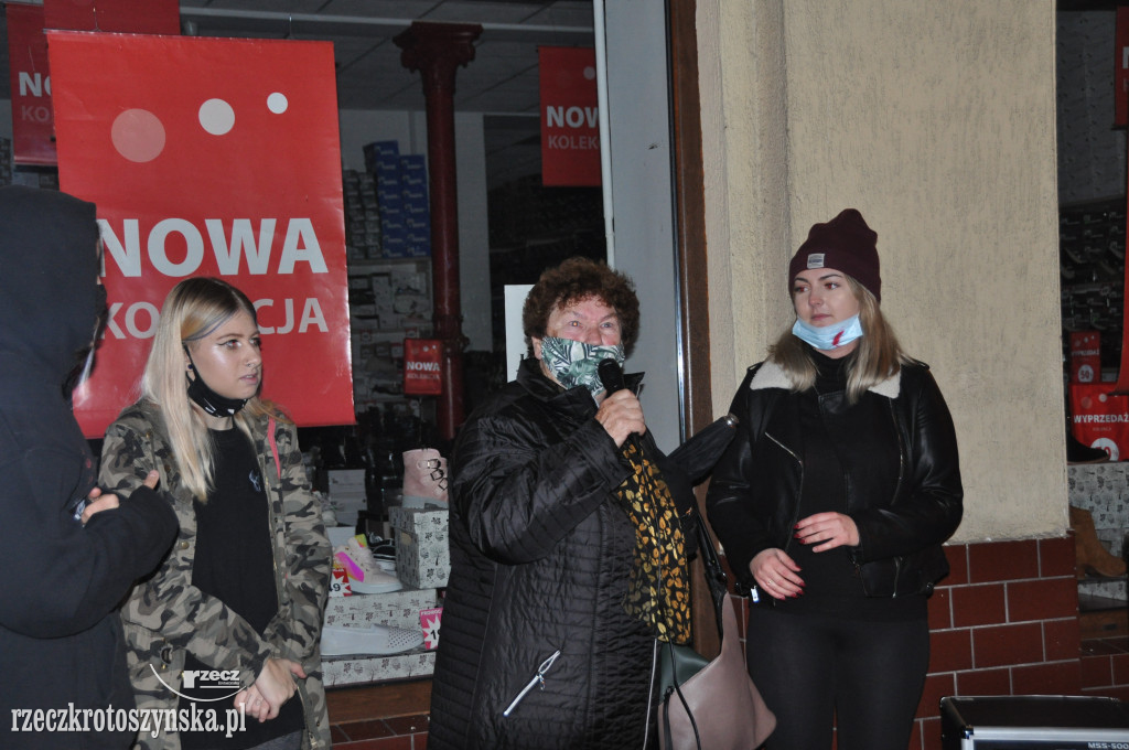 Wtorkowy protest. Wiec na Rynku i spacer