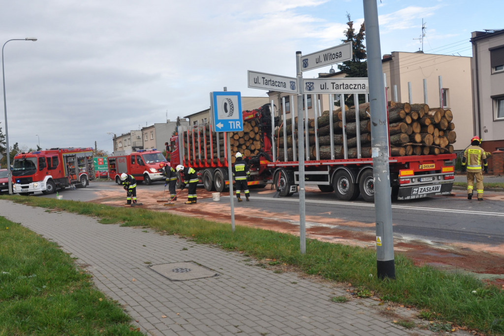 Zderzenie auta osobowego z ciężarówką z drewnem