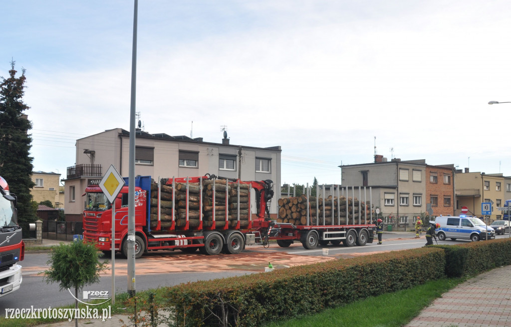 Zderzenie auta osobowego z ciężarówką z drewnem