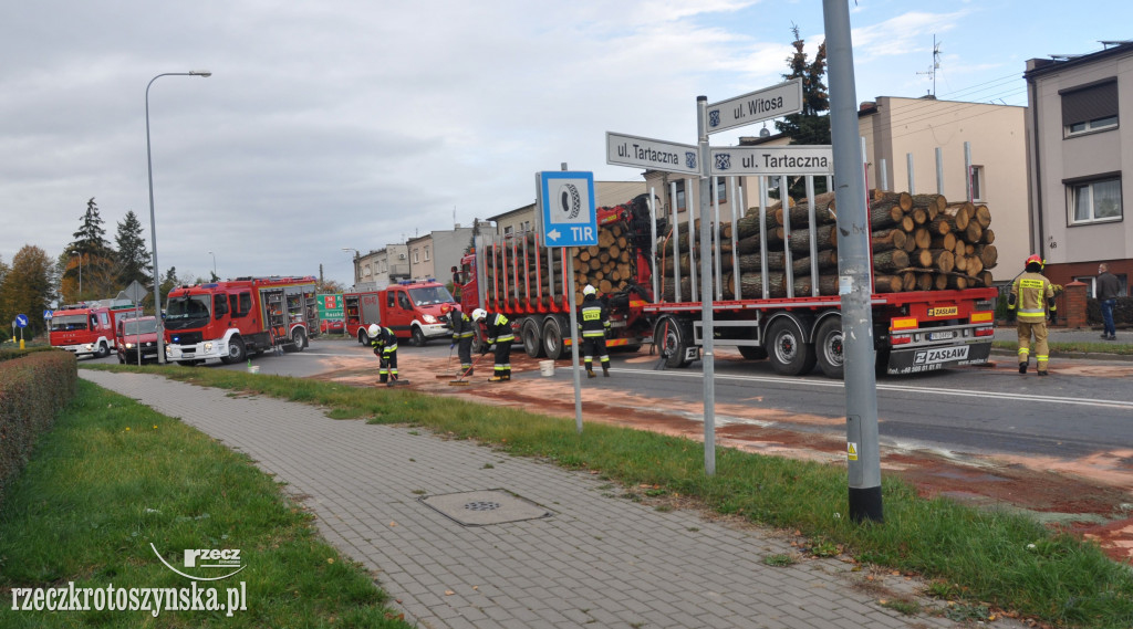 Zderzenie auta osobowego z ciężarówką z drewnem