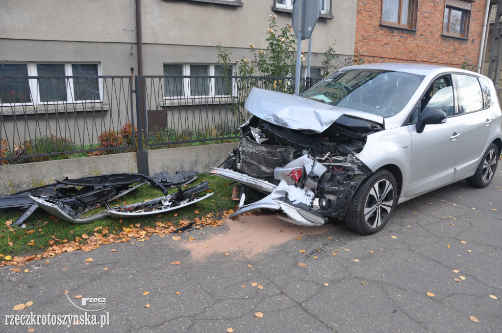 Zderzenie auta osobowego z ciężarówką z drewnem