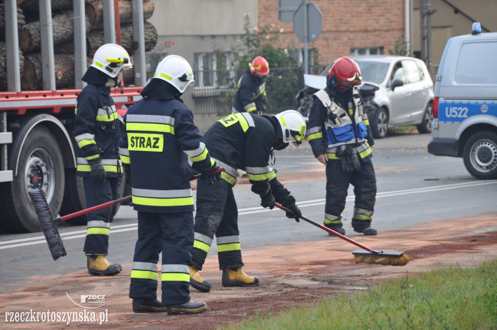 Zderzenie auta osobowego z ciężarówką z drewnem