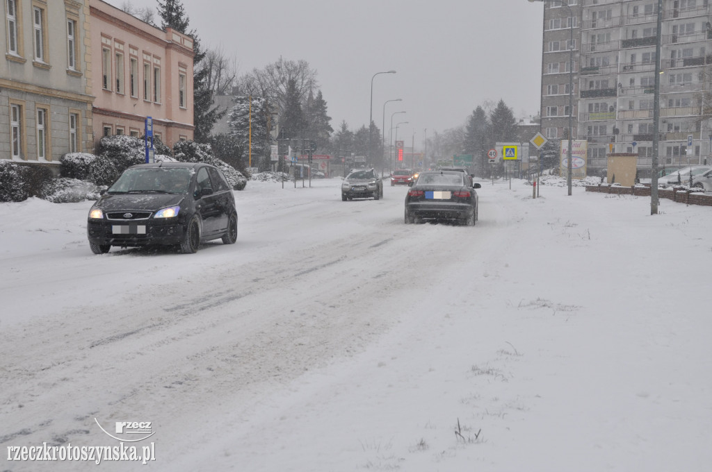 Zima znowu zaskoczyła drogowców. Wszędzie zalega śnieg