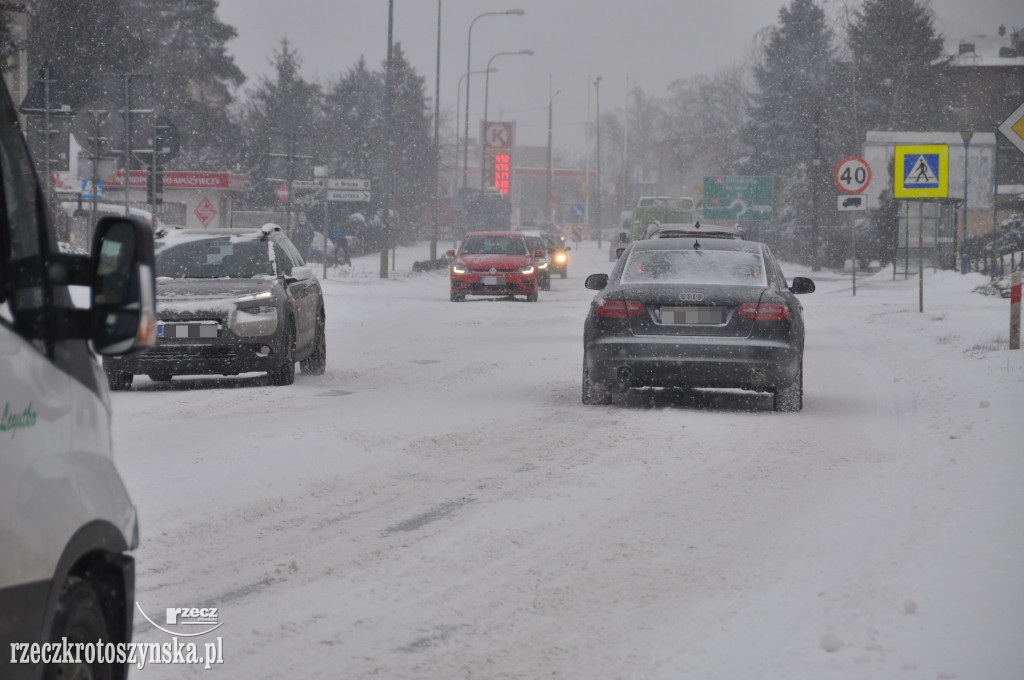 Zima znowu zaskoczyła drogowców. Wszędzie zalega śnieg