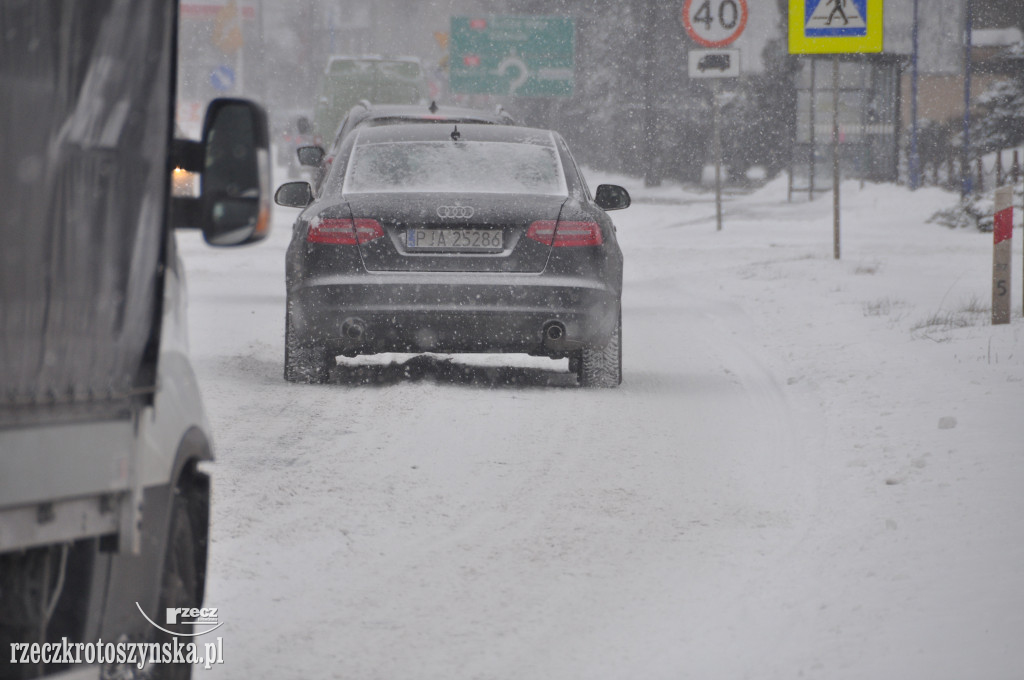 Zima znowu zaskoczyła drogowców. Wszędzie zalega śnieg