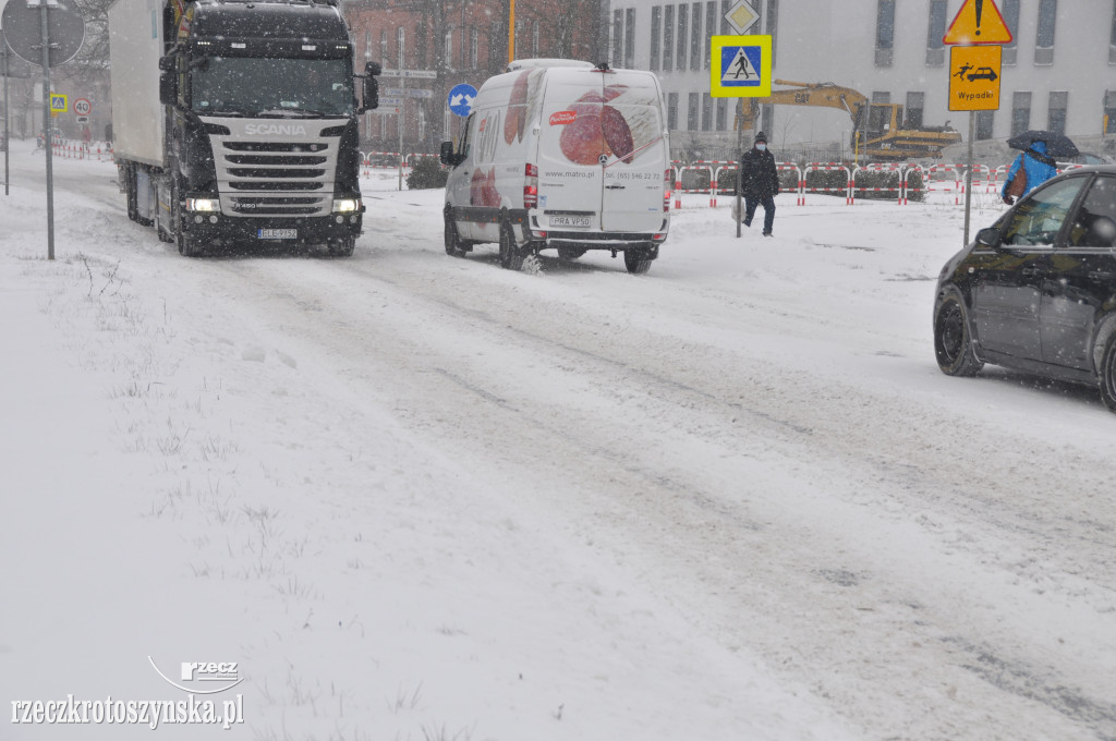 Zima znowu zaskoczyła drogowców. Wszędzie zalega śnieg