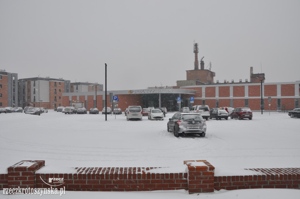 Zima znowu zaskoczyła drogowców. Wszędzie zalega śnieg