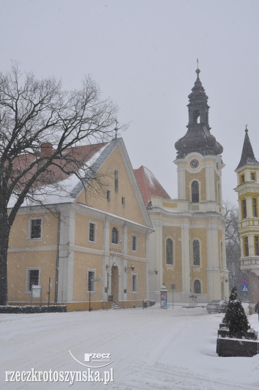 Zima znowu zaskoczyła drogowców. Wszędzie zalega śnieg