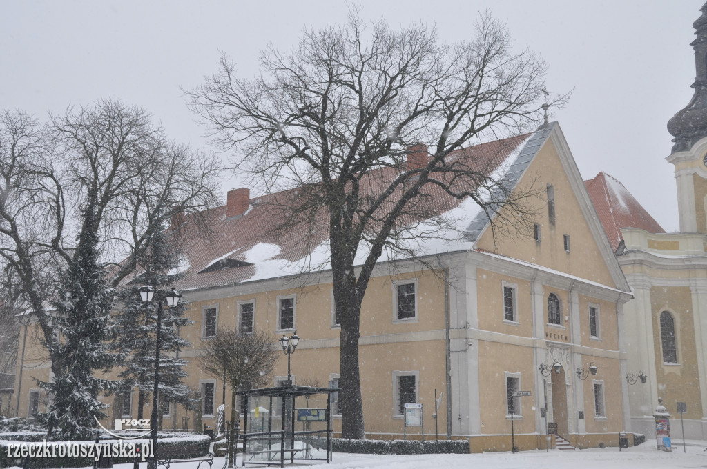 Zima znowu zaskoczyła drogowców. Wszędzie zalega śnieg