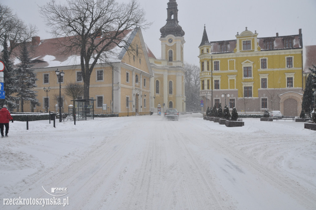 Zima znowu zaskoczyła drogowców. Wszędzie zalega śnieg
