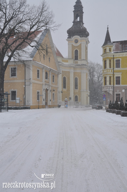 Zima znowu zaskoczyła drogowców. Wszędzie zalega śnieg