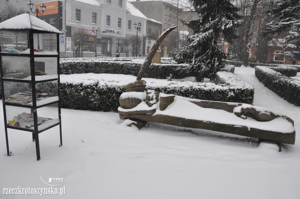 Zima znowu zaskoczyła drogowców. Wszędzie zalega śnieg