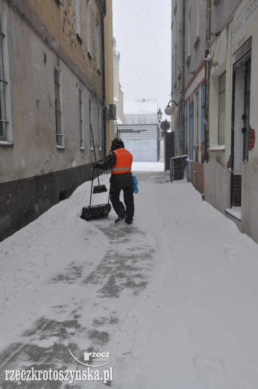 Zima znowu zaskoczyła drogowców. Wszędzie zalega śnieg
