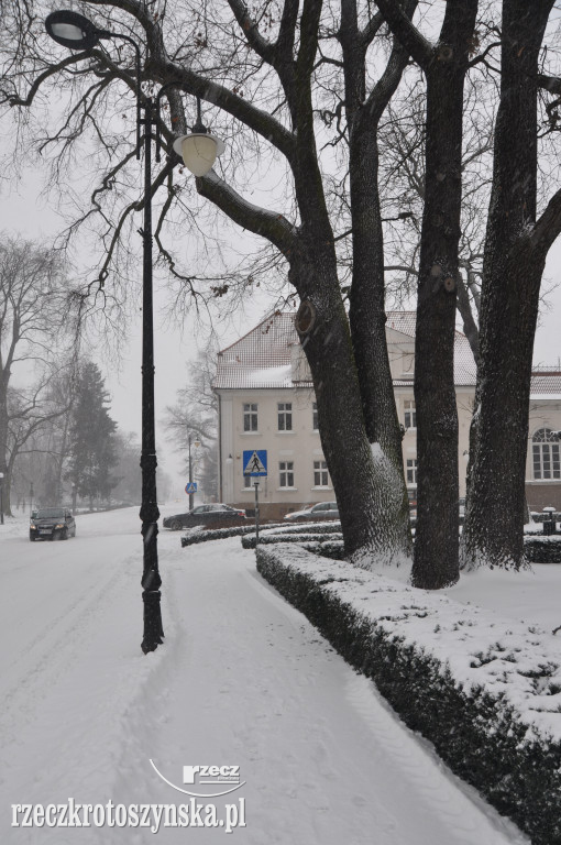 Zima znowu zaskoczyła drogowców. Wszędzie zalega śnieg