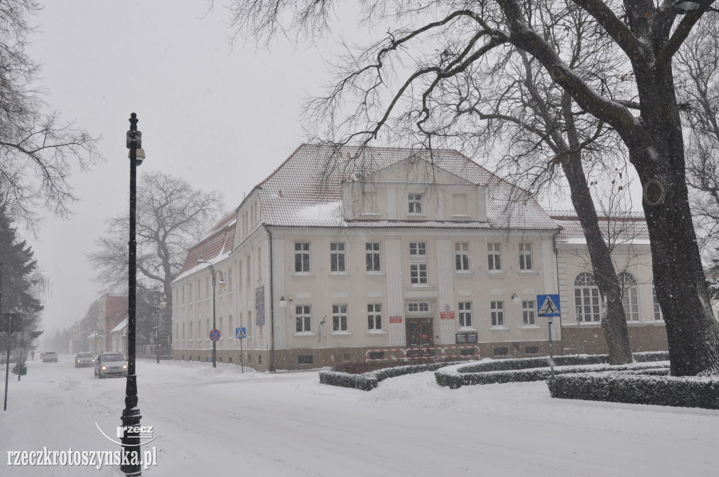 Zima znowu zaskoczyła drogowców. Wszędzie zalega śnieg