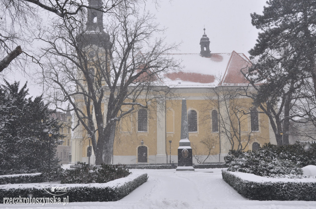 Zima znowu zaskoczyła drogowców. Wszędzie zalega śnieg