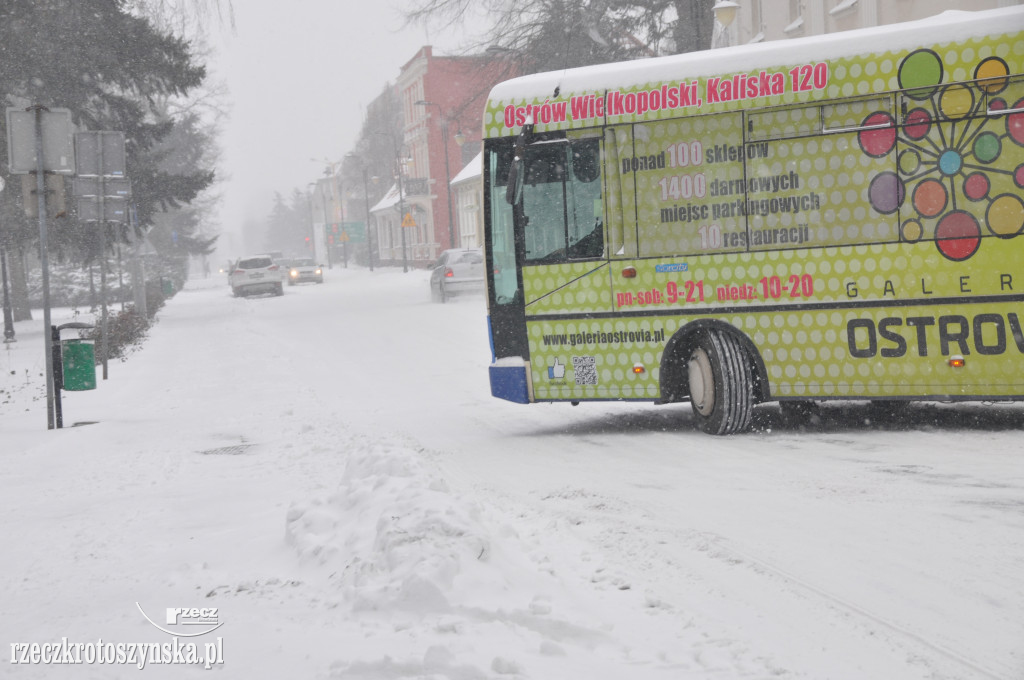 Zima znowu zaskoczyła drogowców. Wszędzie zalega śnieg