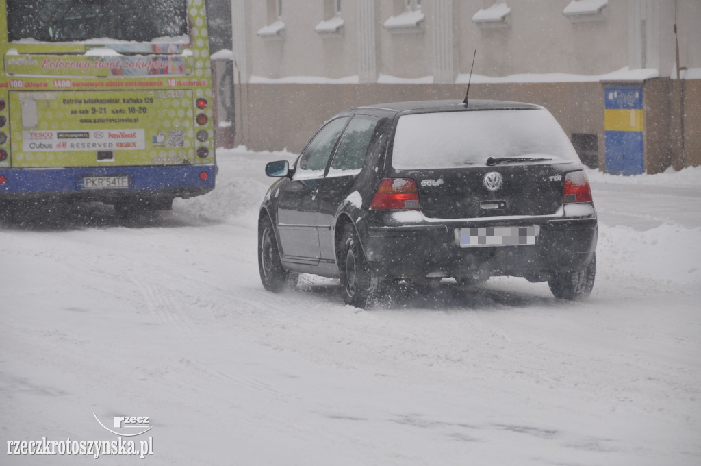 Zima znowu zaskoczyła drogowców. Wszędzie zalega śnieg