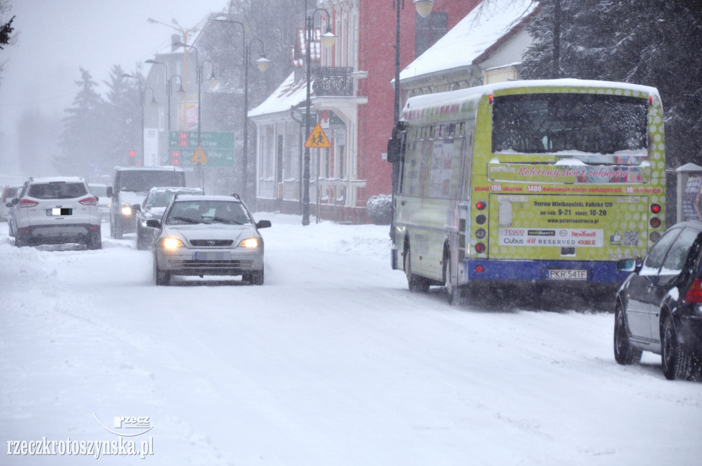Zima znowu zaskoczyła drogowców. Wszędzie zalega śnieg