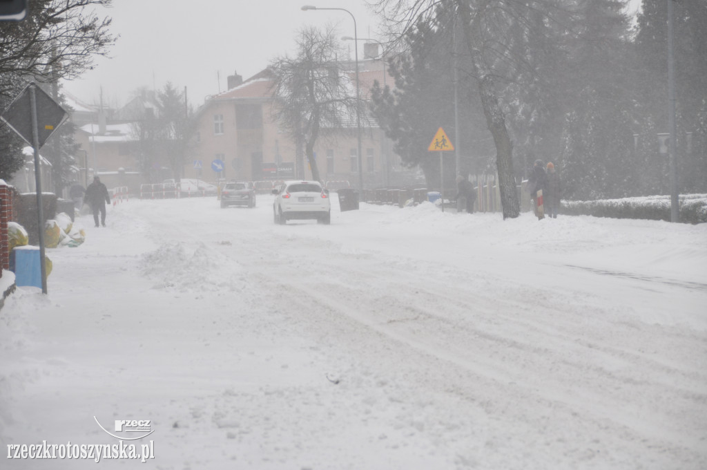 Zima znowu zaskoczyła drogowców. Wszędzie zalega śnieg