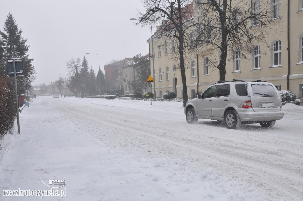 Zima znowu zaskoczyła drogowców. Wszędzie zalega śnieg