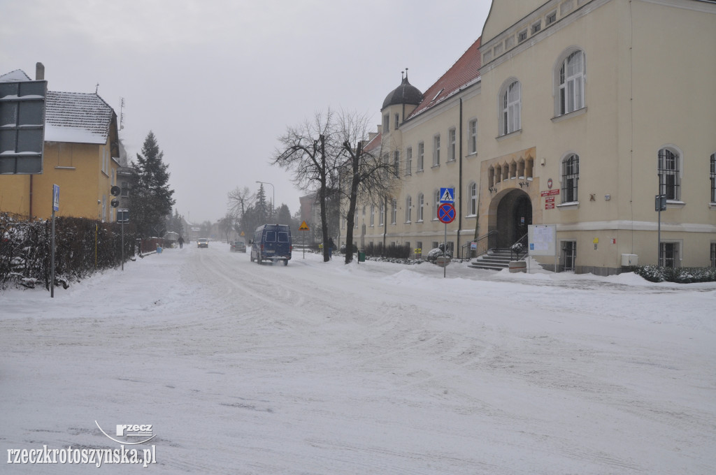 Zima znowu zaskoczyła drogowców. Wszędzie zalega śnieg