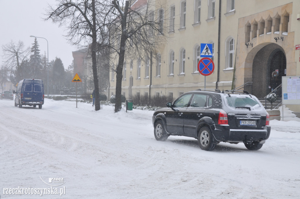 Zima znowu zaskoczyła drogowców. Wszędzie zalega śnieg