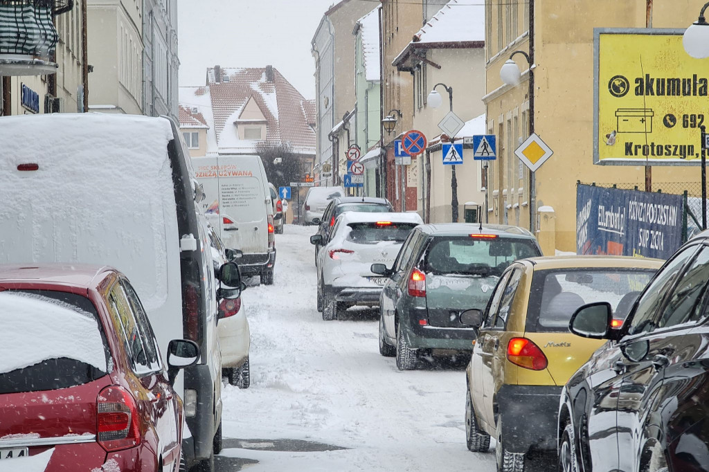 Jest tak ślisko, że nie można wjechać na górkę na ul. Kościuszki