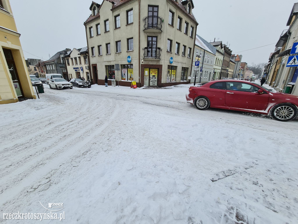 Jest tak ślisko, że nie można wjechać na górkę na ul. Kościuszki