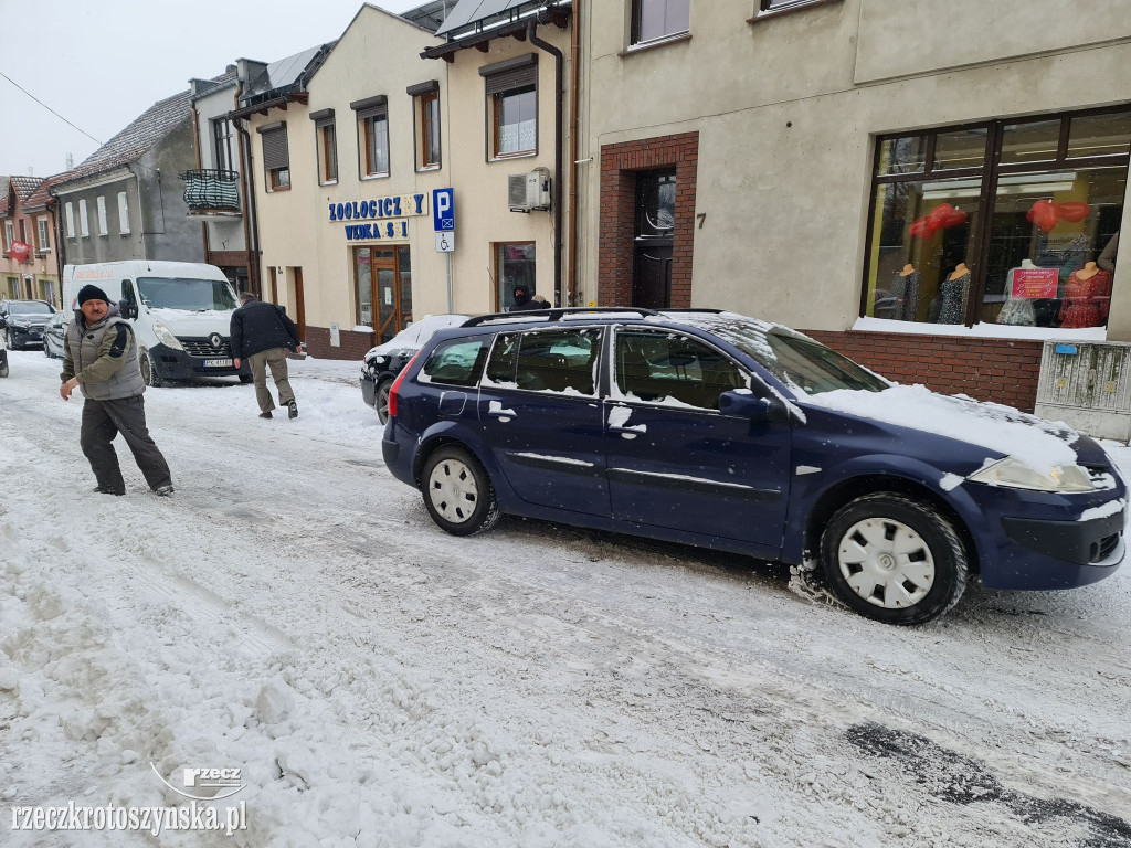 Jest tak ślisko, że nie można wjechać na górkę na ul. Kościuszki