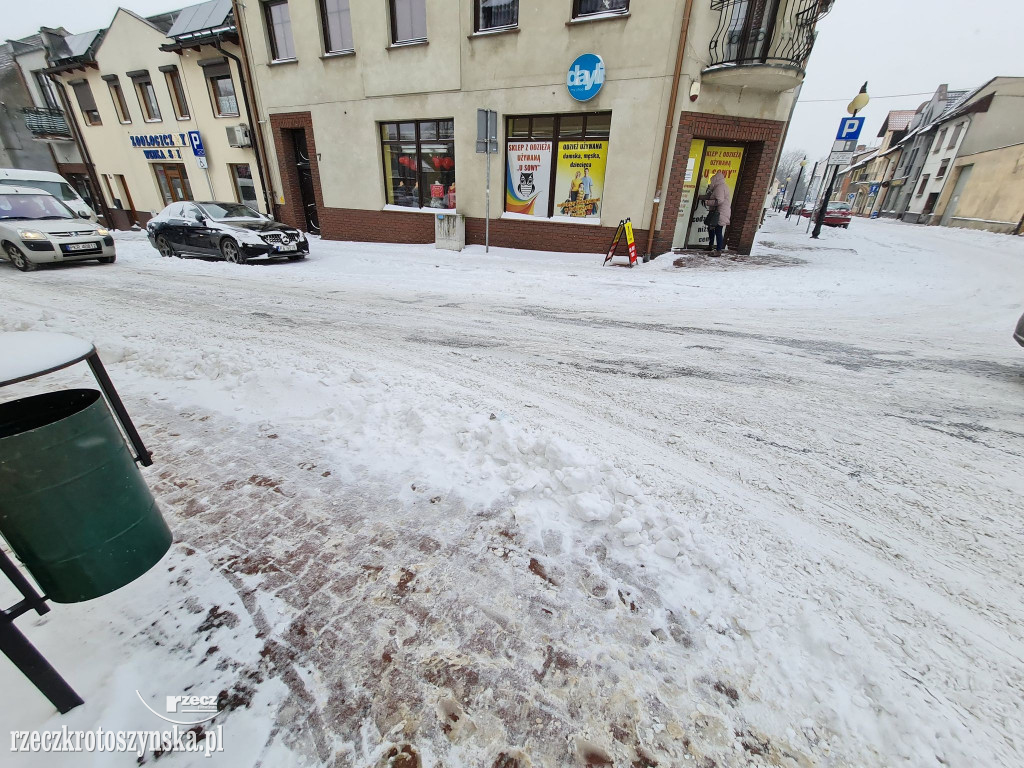 Jest tak ślisko, że nie można wjechać na górkę na ul. Kościuszki