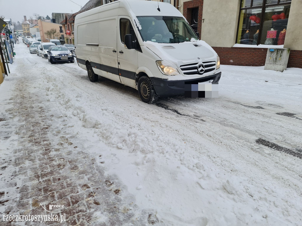 Jest tak ślisko, że nie można wjechać na górkę na ul. Kościuszki