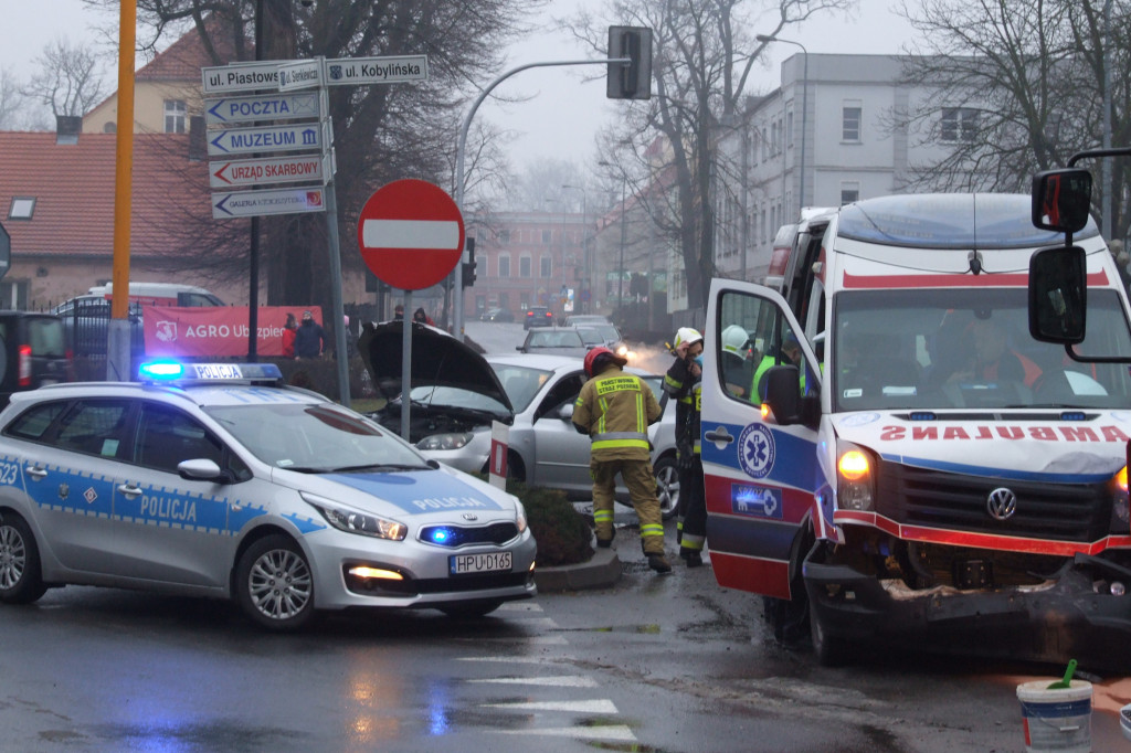 Na skrzyżowaniu zderzyły się karetka i samochód osobowy