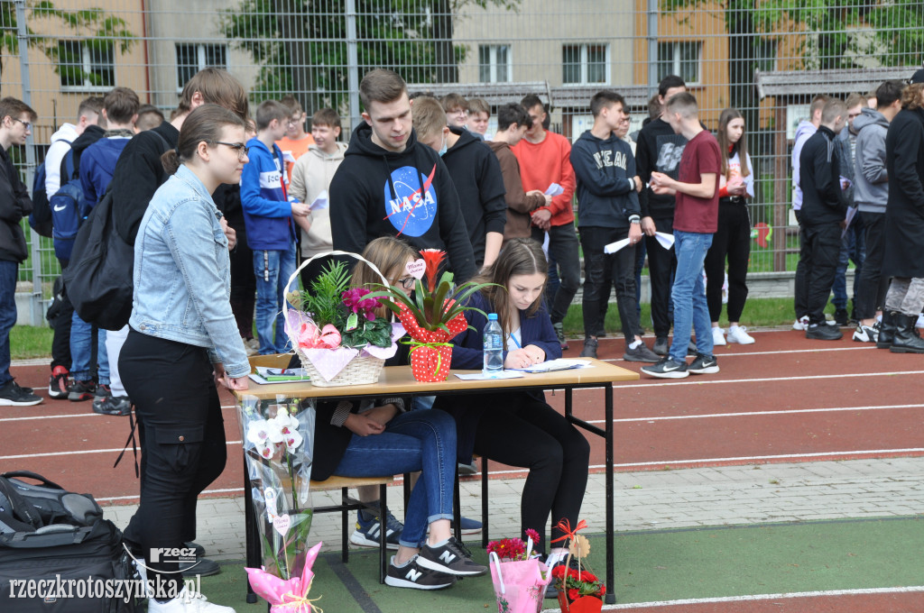 Rzucali papierowymi samolotami dla swoich mam