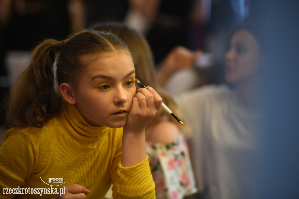 Alicja zaczarowała widownię. Spektakl grupy Kokersi