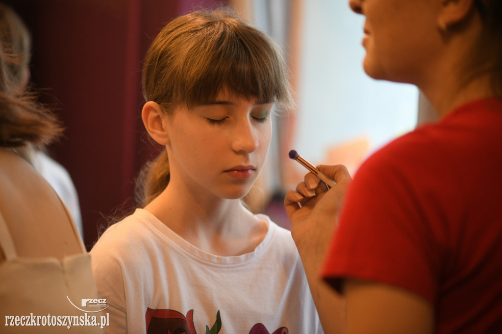 Alicja zaczarowała widownię. Spektakl grupy Kokersi