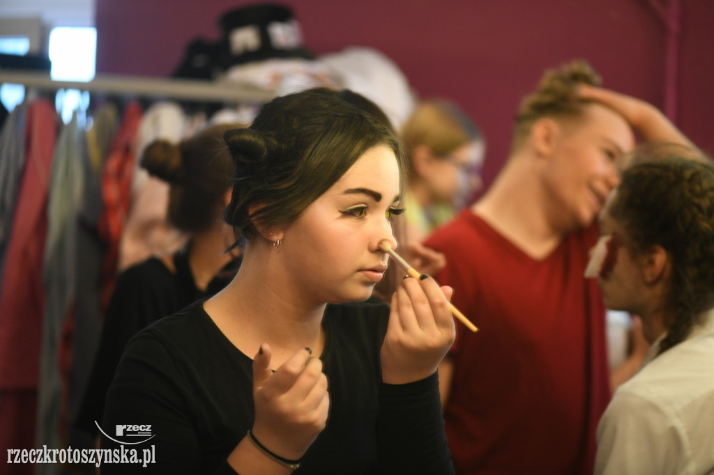 Alicja zaczarowała widownię. Spektakl grupy Kokersi