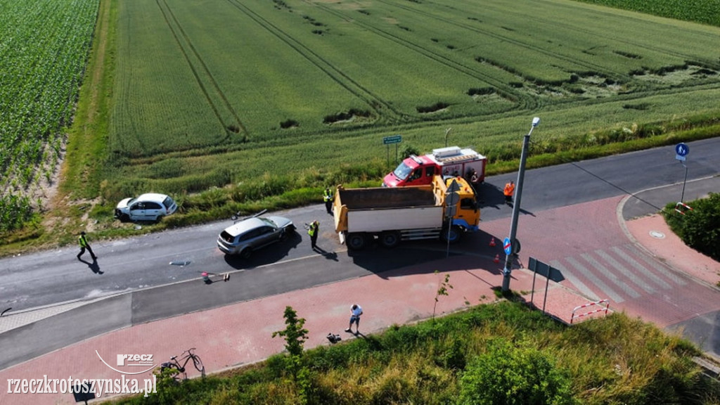 Wypadek ciężarówki i dwóch osobówek w Dzielicach. Trzy osoby ranne