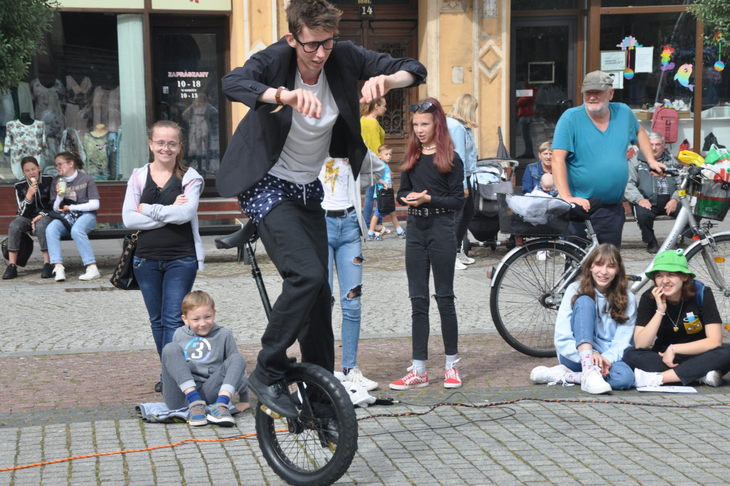 Akrobaci, cyrkowcy i muzycy opanowali krotoszyński Rynek