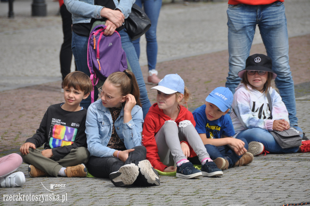Akrobaci, cyrkowcy i muzycy opanowali krotoszyński Rynek