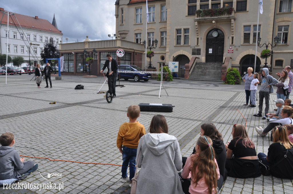 Akrobaci, cyrkowcy i muzycy opanowali krotoszyński Rynek