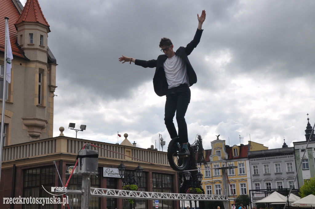 Akrobaci, cyrkowcy i muzycy opanowali krotoszyński Rynek