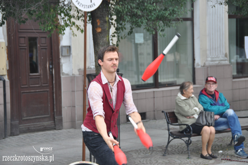 Akrobaci, cyrkowcy i muzycy opanowali krotoszyński Rynek