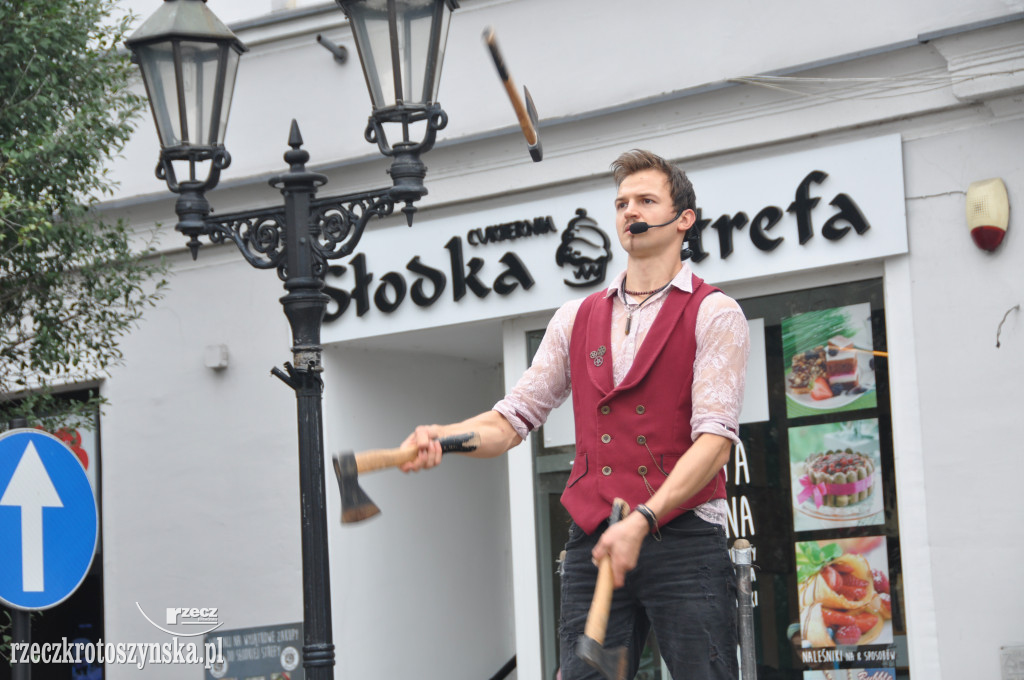 Akrobaci, cyrkowcy i muzycy opanowali krotoszyński Rynek