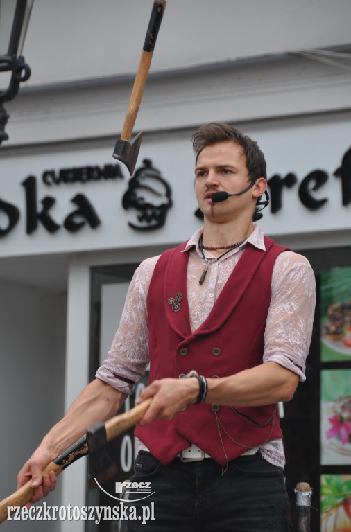 Akrobaci, cyrkowcy i muzycy opanowali krotoszyński Rynek