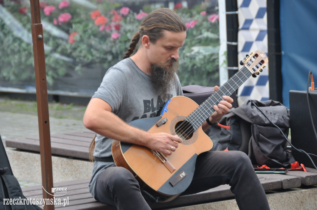 Akrobaci, cyrkowcy i muzycy opanowali krotoszyński Rynek