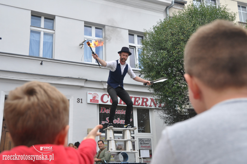 Akrobaci, cyrkowcy i muzycy opanowali krotoszyński Rynek
