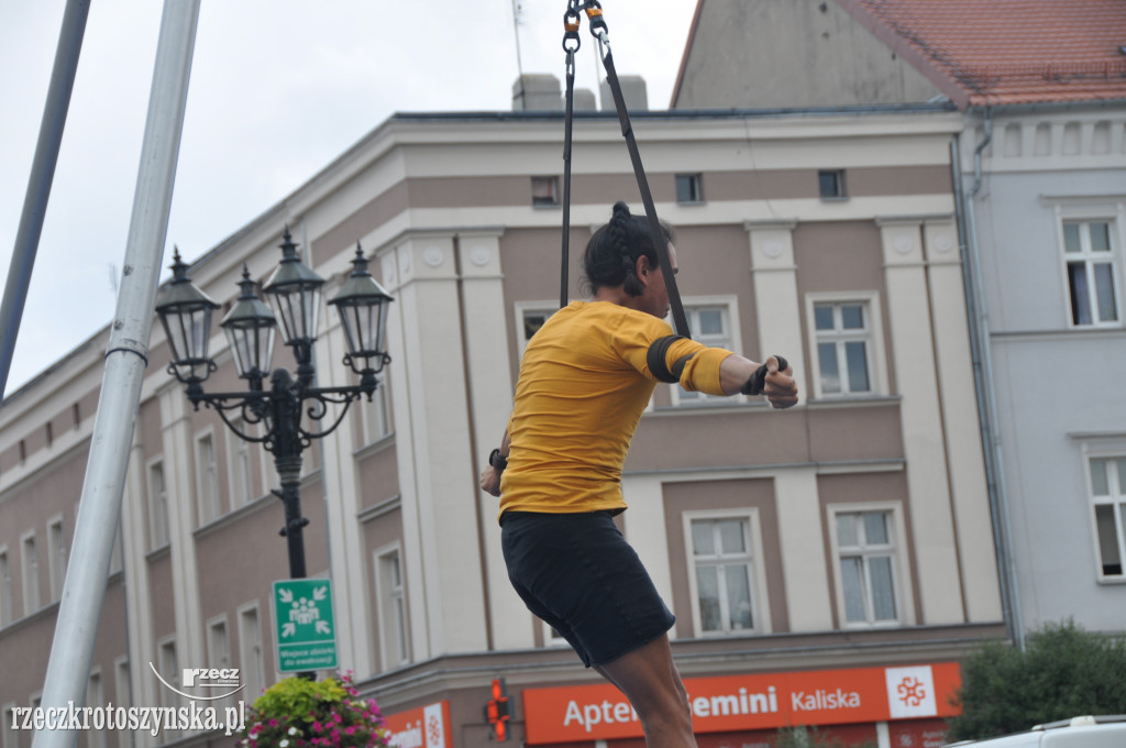 Akrobaci, cyrkowcy i muzycy opanowali krotoszyński Rynek